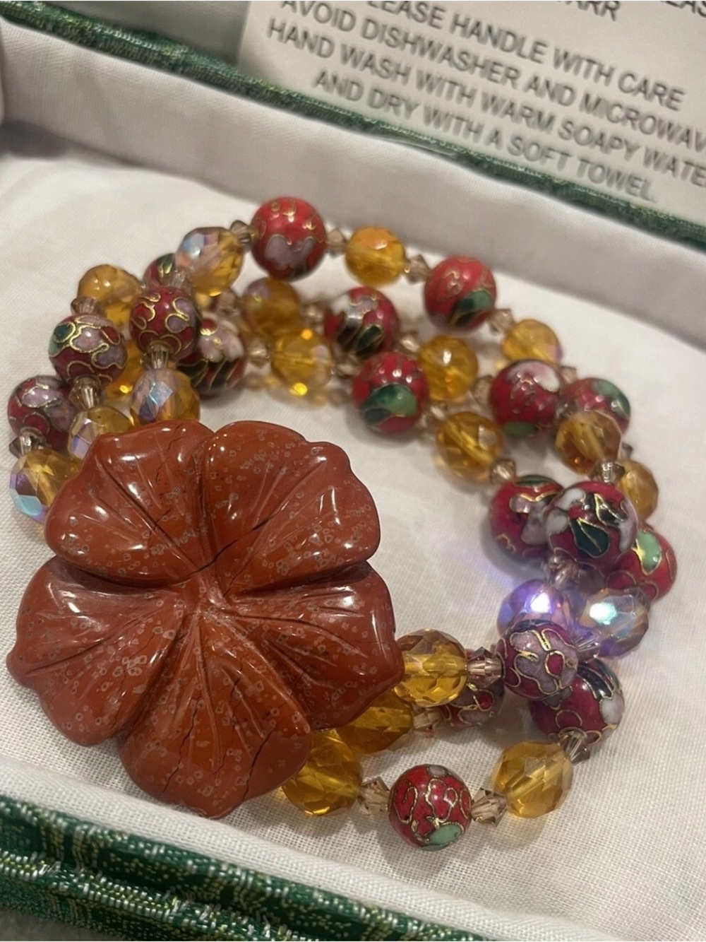 VINTAGE Hand Carved Flower Handpainted Beaded Stretch Bracelet with oriental box